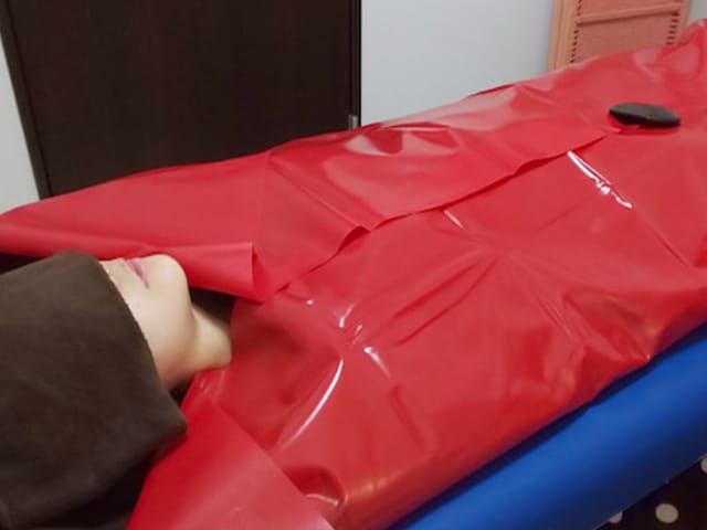 天然石シートを使用した施術の様子